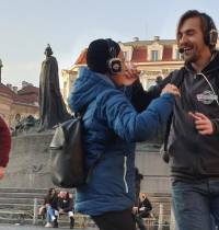 Un nuevo anzuelo para turistas: bailar con auriculares en el centro de las ciudades