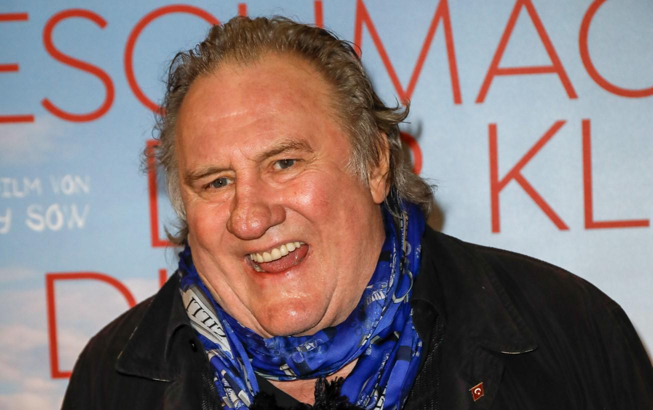 GERARD DEPARDIEU ACOSO Se bajó los pantalones y me mostró su sexo